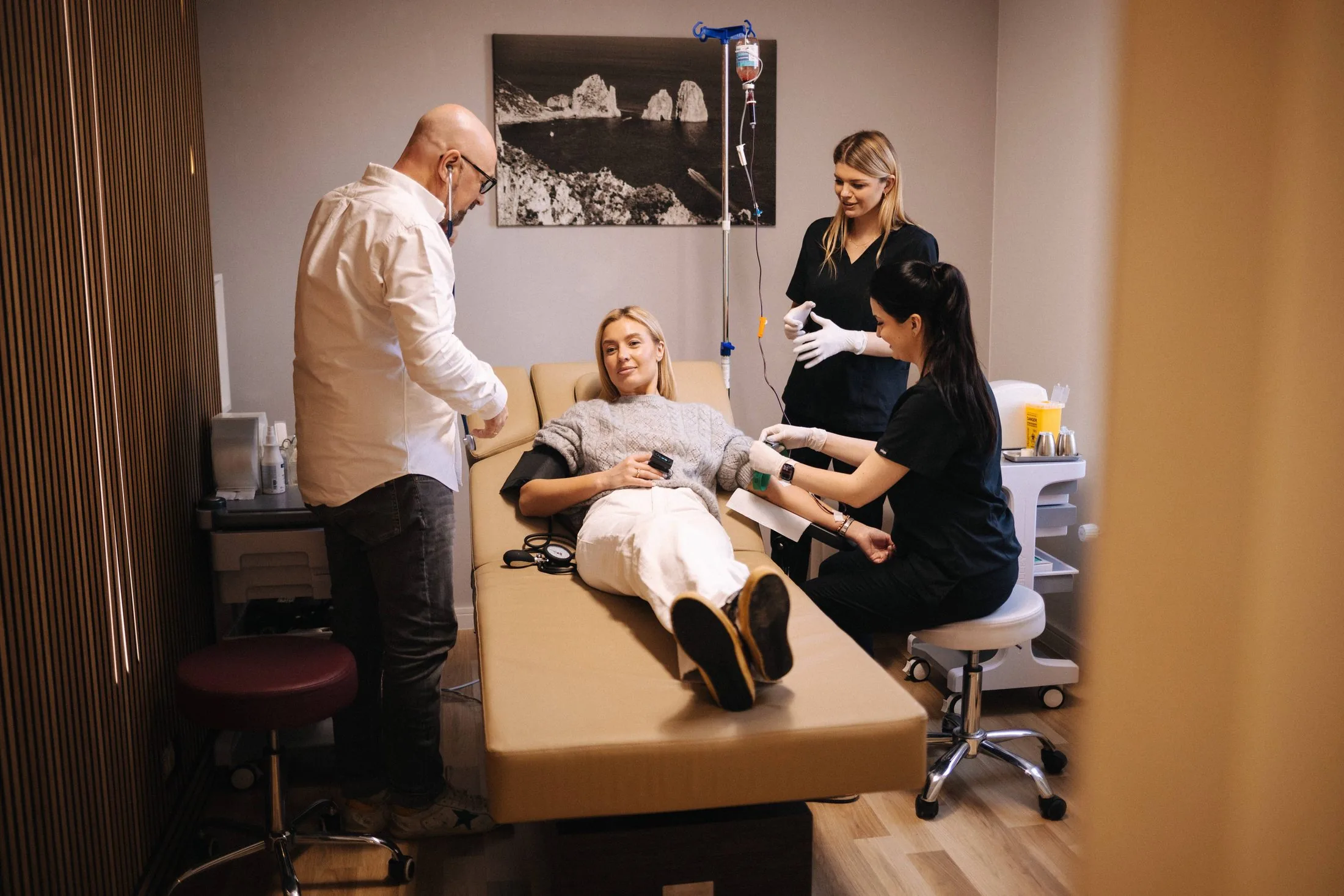 Ozone-oxygen treatment in the treatment room, physician-supervised